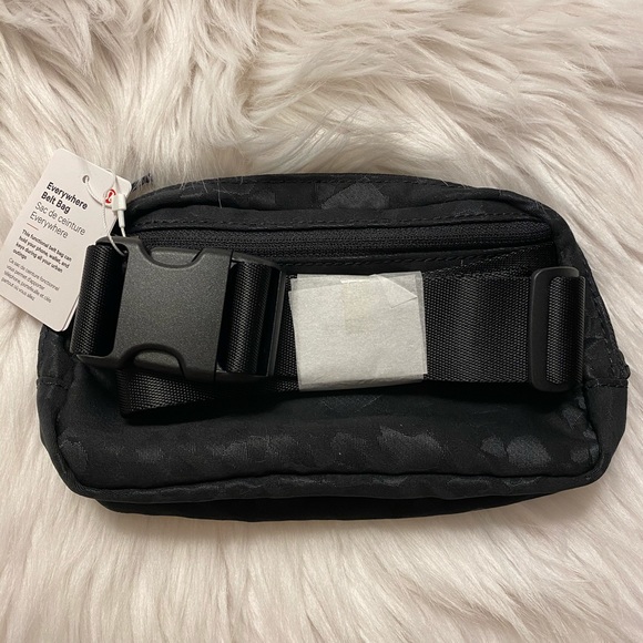 🖤 Lululemon 🖤 Everywhere Belt Bag Black Camo - Picture 8 of 8